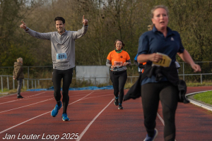 Wethouder Proos komt over de finish