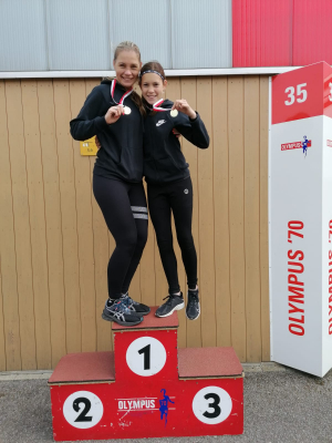 Martine met dochter Elyn die een medaille won op de 300 meter horden.